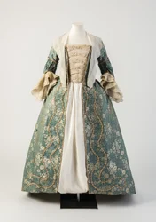 Robe ouverte en soie tissée bleue et crème avec ruches, 1750s